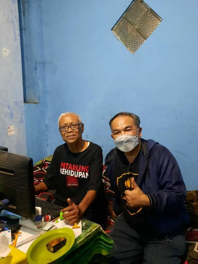 Pakar Komunikasi dan Motivator Nasional Dr Aqua Dwipayana tampak menyemangati Santoso meski terserang stroke tapi tetap berkarya, Minggu (13/06/2021). (Foto: Dokumen/Tugu Jatim)