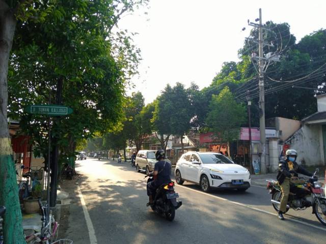 Kondisi lalu lintas di Jalan Sunan Kalijaga, Kecamatan Tuban. (Foto: Rochim/Tugu Jatim)