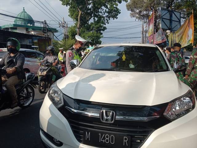 Kendaraan dari luar Kota Batu diminta petugas putar balik  jika tak bisa menunjukkan surat kelengkapan syarat perjalanan. (Foto:Sholeh/Tugu Jatim)