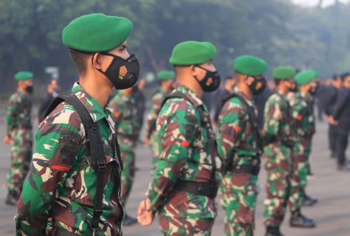 Anggota TNI mengikuti apel pasukan persiapan PPKM Darurat di Jatim, Jumat pagi (02/07/2021). (Foto: Sholeh/Tugu Jatim)