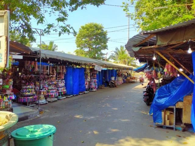 Meski tokonya buka, tapi peziarah di Makam Sunan Bonang, Kecamatan Tuban, sangat sepi. (Foto: Rochim/Tugu Jatim)
