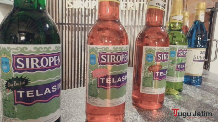 Botol sirup jenis Siropen Telasih dengan berbagai varian rasa, Kamis (01/07/2021).(Foto: Rangga Aji/Tugu Jatim)