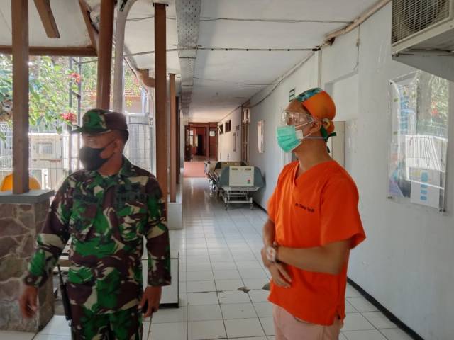 Ketua Satgas Covid-19 RS Karsa Husada Kota Batu dr Bambang Wishardana menjelaskan soal bed tambahan. (Foto: Sholeh/Tugu Jatim)