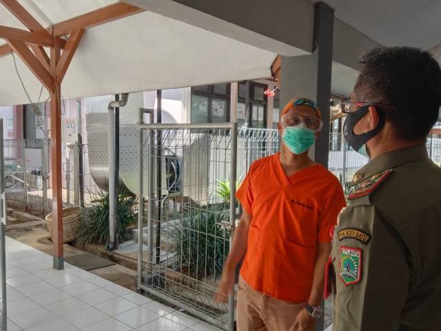 Ketua Satgas Covid-19 RS Karsa Husada Kota Batu dr Bambang Wishardana menunjukkan instalasi ventilator kepada Kasatpol PP Kota Batu M. Nur Adhim. (Foto: Sholeh/Tugu Jatim)