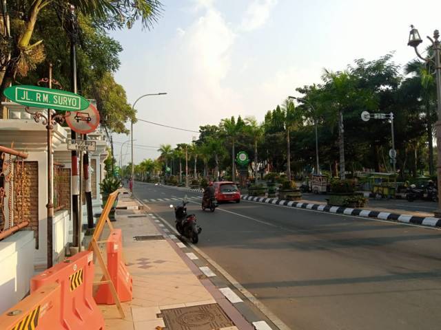 Kondisi lalu lintas di Jalan RM Suryo, Kecamatan Tuban. (Foto: Rochim/Tugu Jatim)