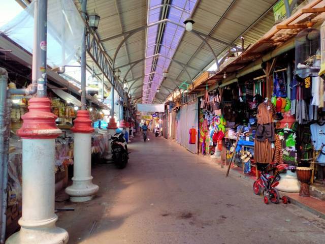 Tampak tak ada pembeli di Makam Sunan Bonang, Kecamatan Tuban. (Foto: Rochim/Tugu Jatim)