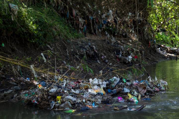Dalam Ekspedisi Sungai Nusantara di Sungai Marmoyo Mojokerto, tampak begitu banyak tumpukan sampah plastik, Jumat (02/07/2021). (Foto: Ecoton/Tugu Jatim)