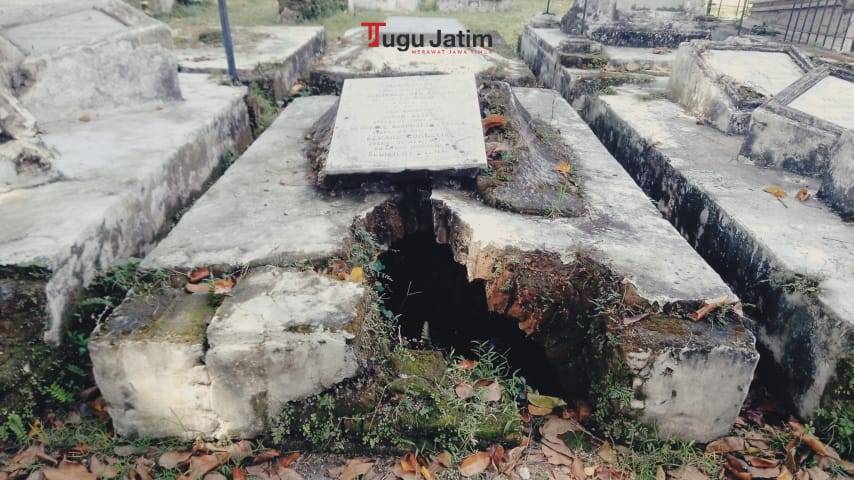 Makam di Peneleh Surabaya berlubang tampak kurang terurus. (Foto: Rangga Aji/Tugu Jatim)