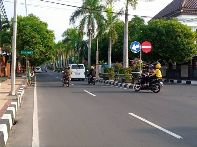 Kondisi lalu lintas di Jalan Jl Veteran, Kecamatan Tuban. (Foto: Rochim/Tugu Jatim)