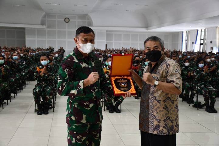 Dr Aqua Dwipayana menerima plakat dari Direktur Pendidikan Secapa AD Brigjen TNI Agus Firman Yusmono sebagai kenang-kenangan.(Foto: Dokumen/Tugu Jatim)