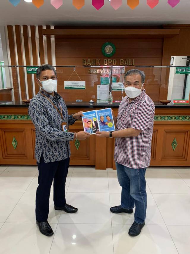 Kepala Bank BPD Bali Cabang Mataram, Nusa Tenggara Barat, I Gede Muliawan bersama Dr Aqua Dwipayana. (Foto: Dokumen) tugu jatim