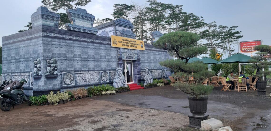Pos Pelayanan di Singosari, Kabupaten Malang yang dihias menyerupai bangunan candi. (Foto: Humas Polres Malang)
