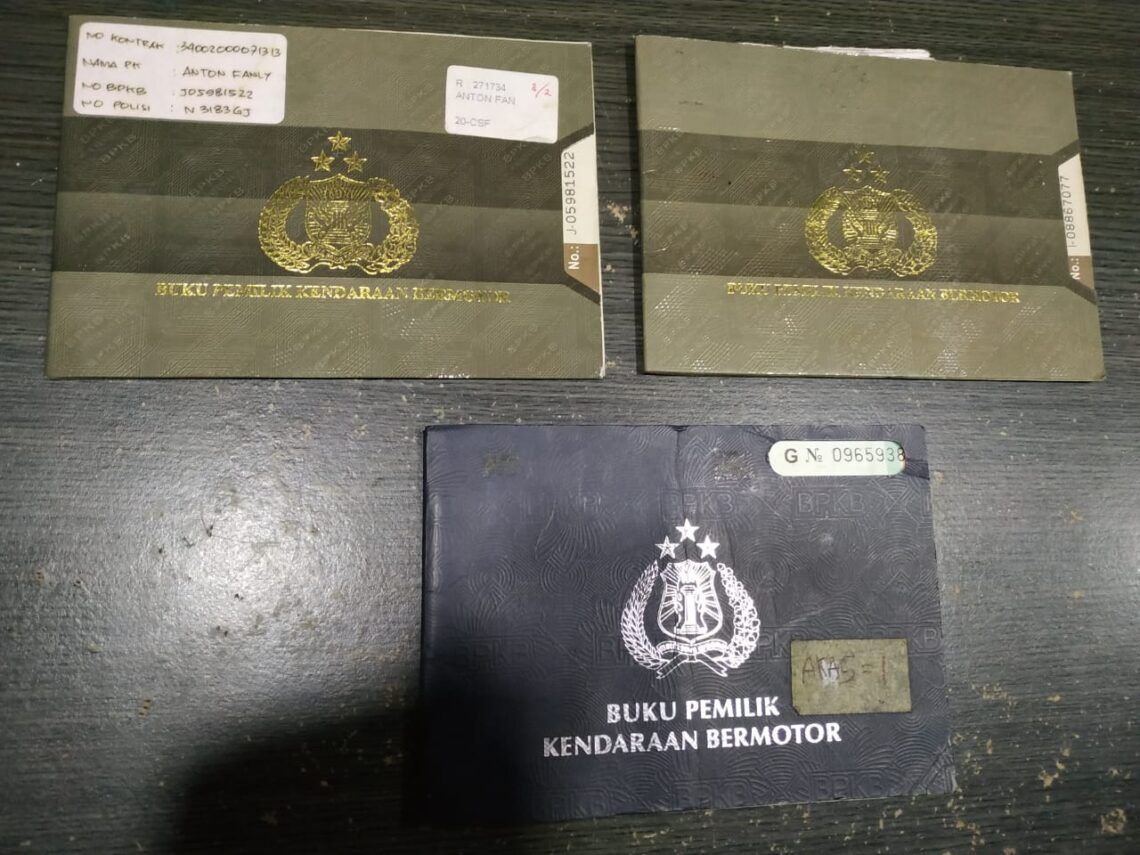 Polisi amankan tiga buah BPKB motor yang digadaikan oleh pelaku sebagai barang bukti. (Foto: Humas Polres Malang)