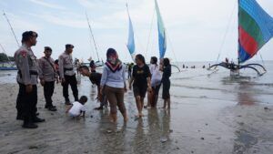 Antisipasi Lonjakan Wisatawan Tahun Baru, Brimob Ampeldento Malang Amankan Sejumlah Pantai