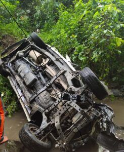 Hilang Kendali, Mobil Berisi Satu Keluarga Terjun ke Jurang di Malang