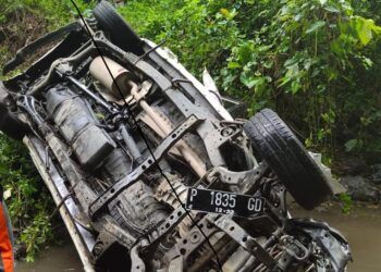 Hilang Kendali, Mobil Berisi Satu Keluarga Terjun ke Jurang di Malang