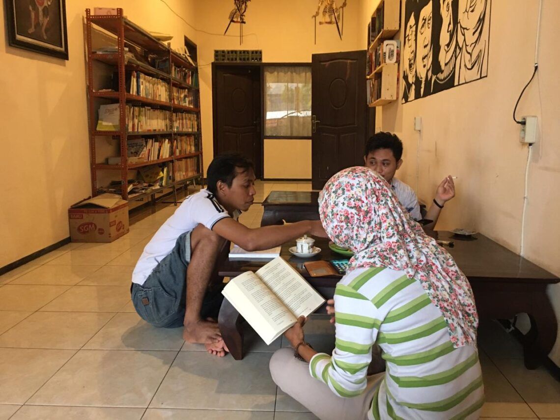 Punokawan Kopi dan Literasi yang berada di Jalan Panglima Sudirman, Desa Suwayuwo, Kecamatan Sukorejo, Kabupaten Pasuruan. (Foto: Dokumen)