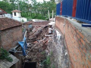 Dua Rumah di Malang Hancur Tertimpa Longsoran Taman Bermain
