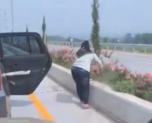 Viral, Perempuan Curi Bunga di Jalan Tol Malang