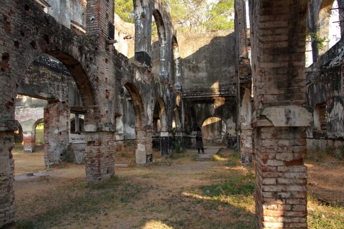 ERSEKAT-SEKAT: Reruntuhan bangunan bersejarah peninggalan zaman penjajahan Belanda, Benteng Van Den Bosch, di Ngawi, Jawa Timur. (Foto: Bayu Eka Novanta)