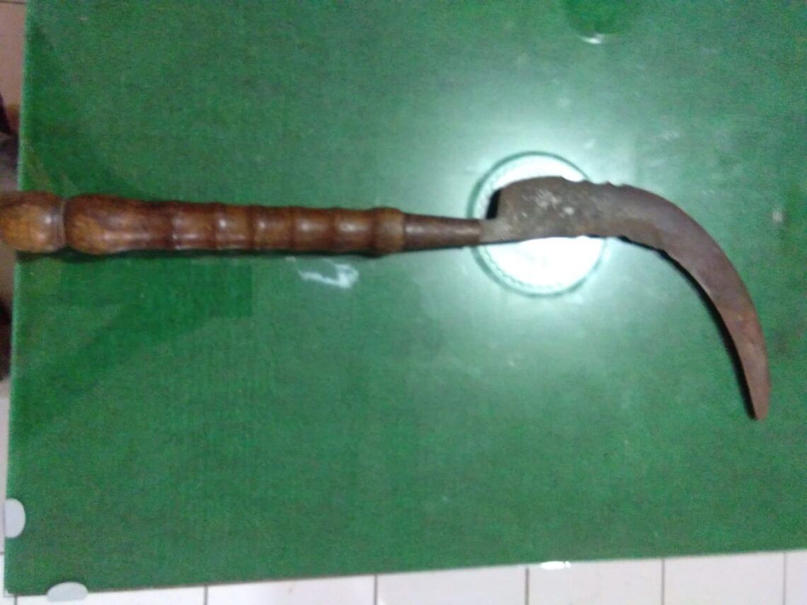 Senjata yang digunakan oleh Jumari (55) untuk mengancam salah seorang pelanggannya di Bantur, Malang. (Foto: Humas Polres Malang)