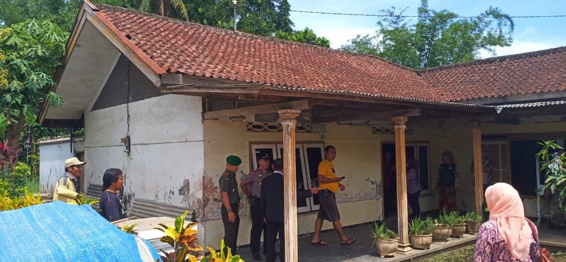 Seorang Ibu di Malang Tega Sekap 4 Anaknya Selama 20 Tahun 5 Suasana lokasi rumah penyekapan 4 orang anak oleh ibunya selama 20 tahun di Desa Banjarejo, Kecamatan Pakis, Kabupaten Malang, Jumat (3/1/2020) pagi. (Foto: Humas Polres Malang)