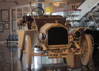 Mau Naik Mobil Kuno Jenis Buick 1910? Ke Museum Angkut Saja