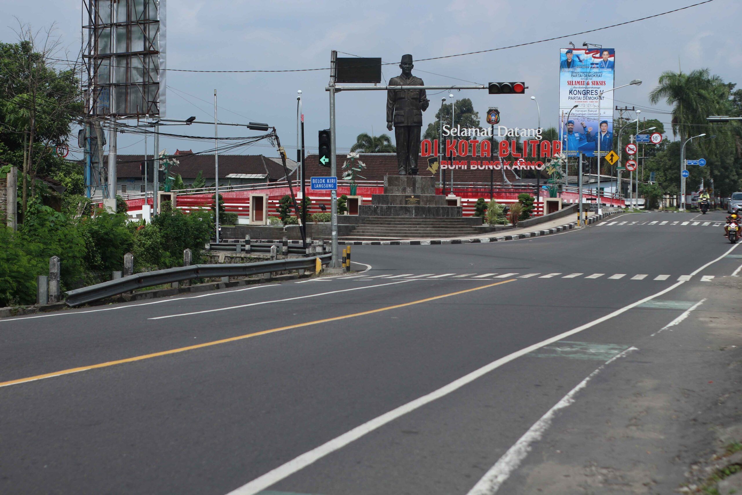 Jalan Diponegoro jalur utama masuk Kota Blitar nampak sepi kendaraan scaled
