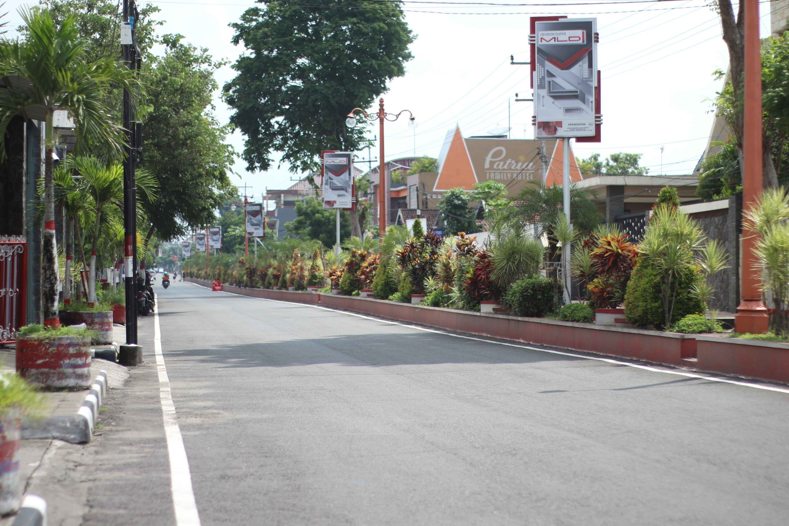 Jalan Ir Soekarno jalan menuju komplek wisata Malam Bung Karno yang biasanya ramai kini sepi scaled