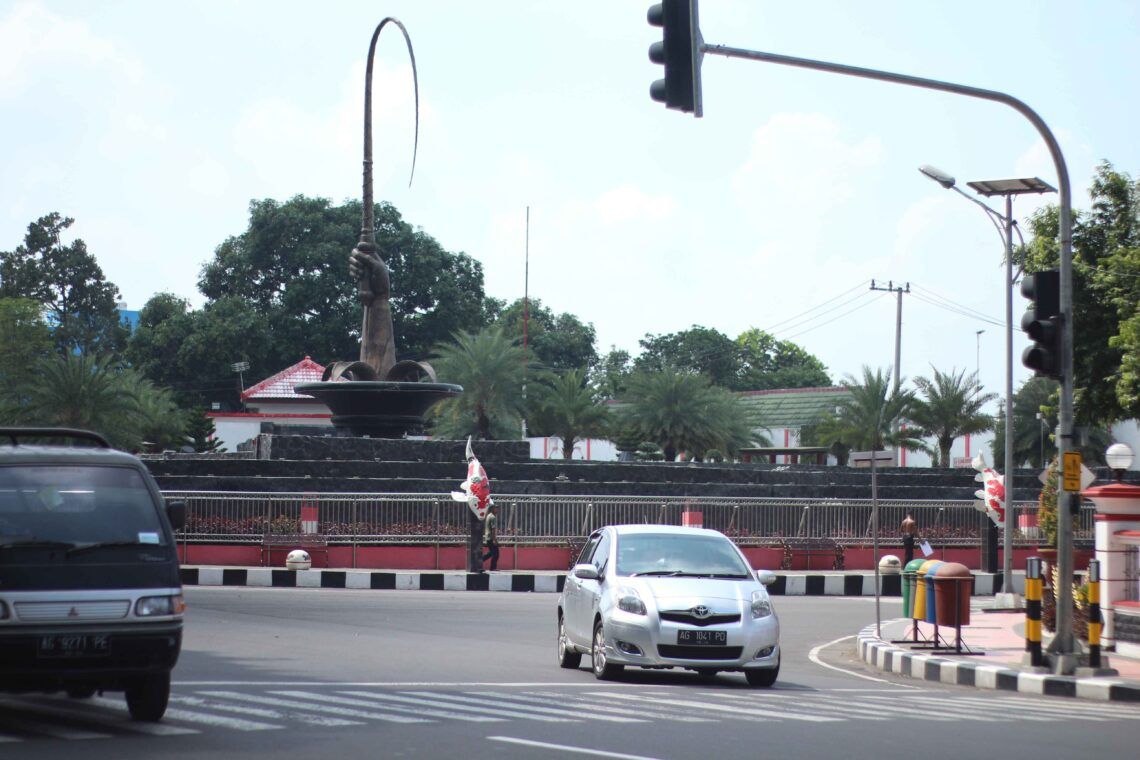 Penarik becak di sekitar Alun-alun Blitar tidak bekerja karena sepi pengunjung.