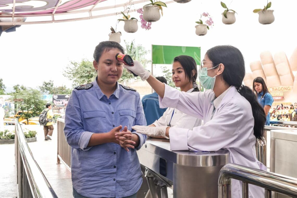 Tangkal Corona, Jatim Park Group Manfaatkan Tiktok 5 Pengukuran suhu tubuh di Jatim Park Group. Foto: Dok JTP