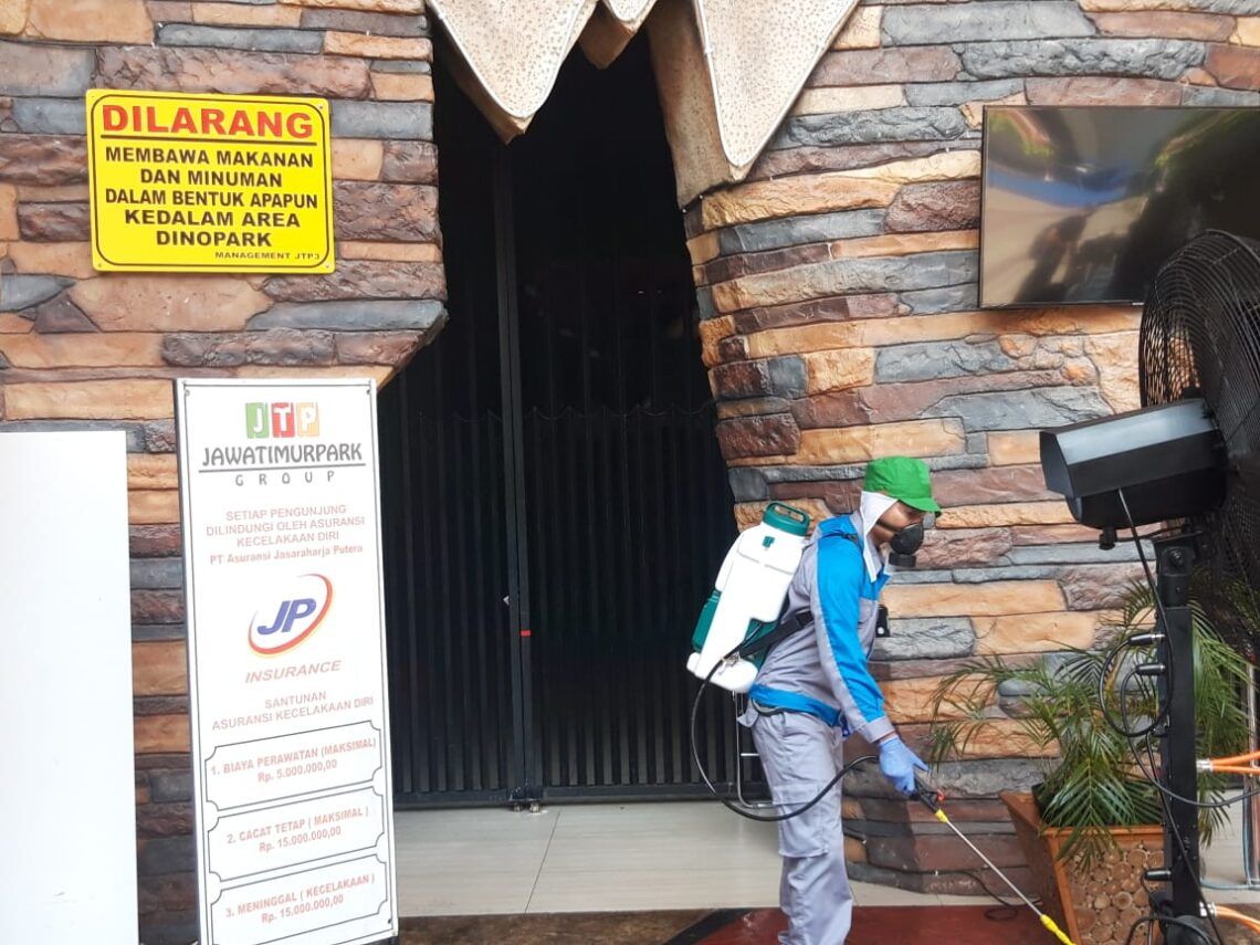 Tangkal Corona, Jatim Park 3 Lakukan Penyemprotan Disinfektan 1 Penyemprotan disinfektan. Foto: Rezza Doa