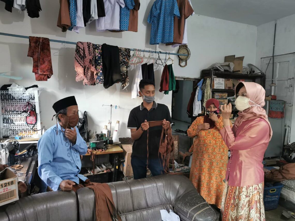 Politikus PDIP Malang Berdayakan Penjahit Bikin Masker 1 IMG 20200409 WA0090