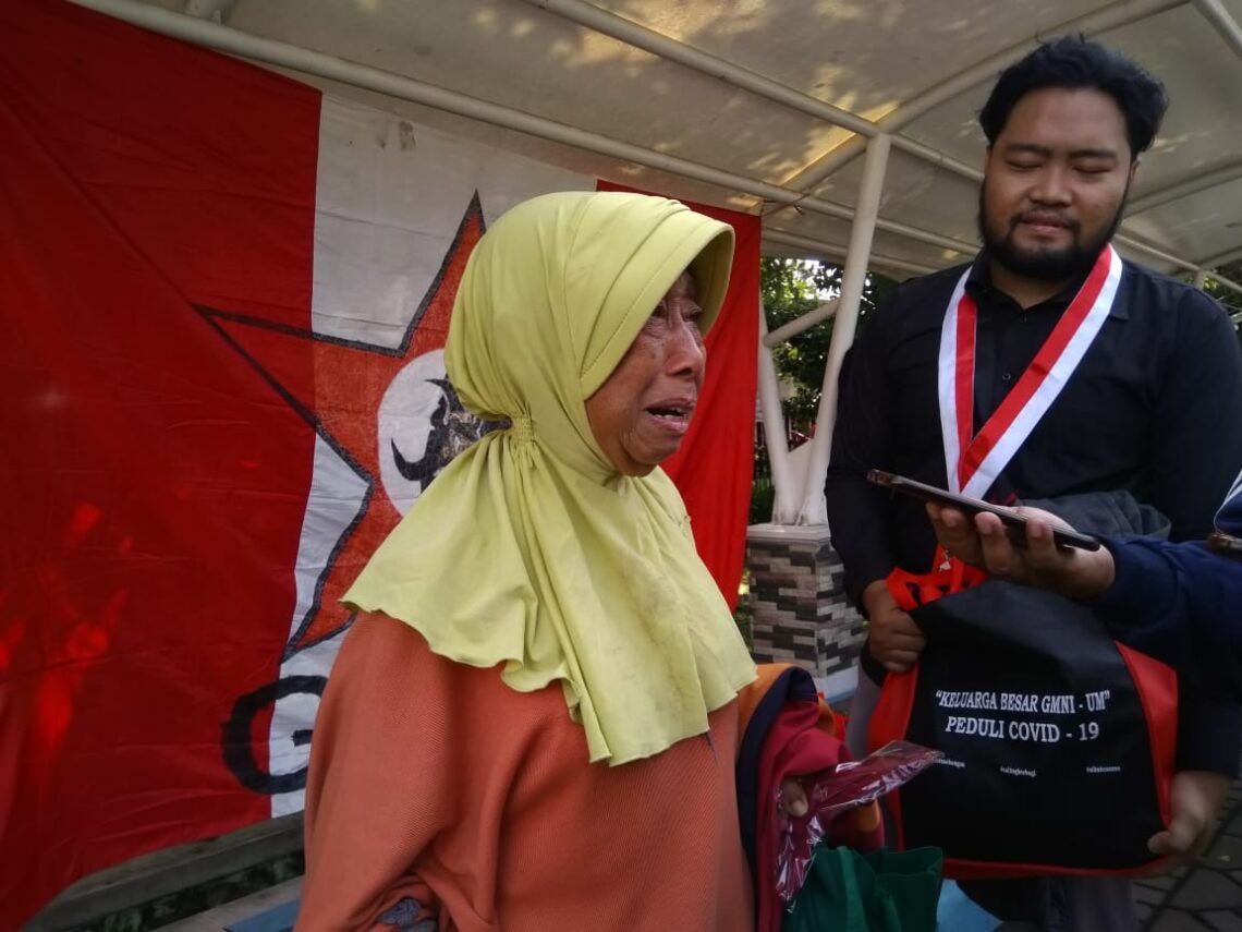GMNI UM Bagikan Bantuan, Seorang Nenek Menangis Haru 1 Foto: dok.
