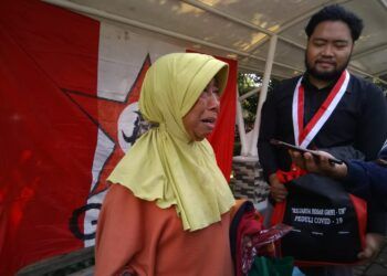 GMNI UM Bagikan Bantuan, Seorang Nenek Menangis Haru