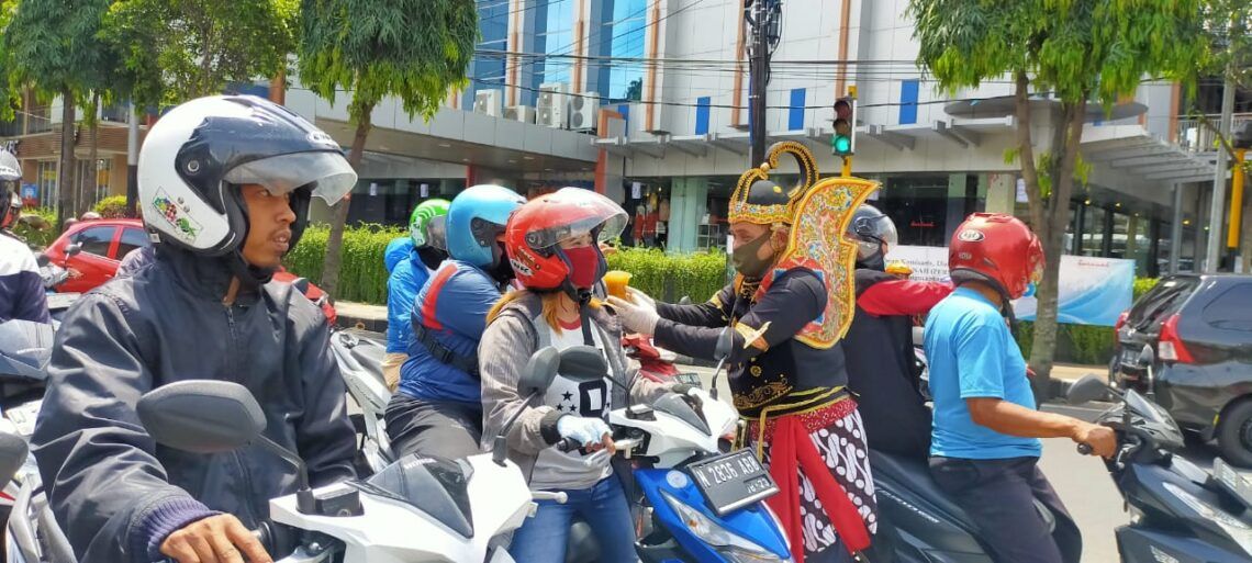 Kafe Tutup, Pegawai Produksi Empon-Empon Gratis untuk Warga 1 WhatsApp Image 2020 04 09 at 08.33.19