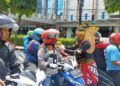 Kafe Tutup, Pegawai Produksi Empon-Empon Gratis untuk Warga