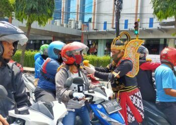 Kafe Tutup, Pegawai Produksi Empon-Empon Gratis untuk Warga
