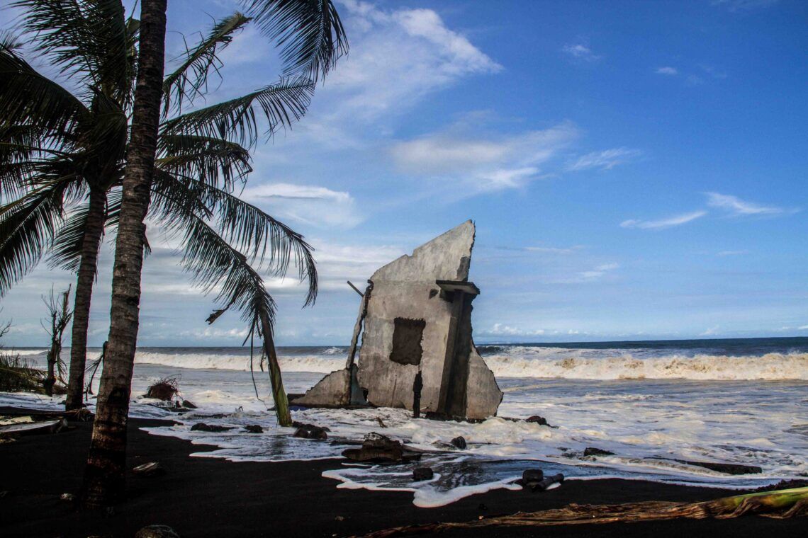 Tembok sisa bangunan rumah yang terkena gelombang.