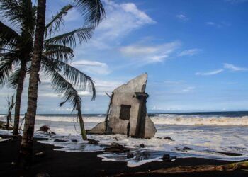 Foto: Ombak Hantam Puluhan Rumah di Lumajang