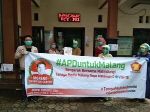 Moreno Soeprapto Beri Bantuan APD dan Sembako di Malang Raya