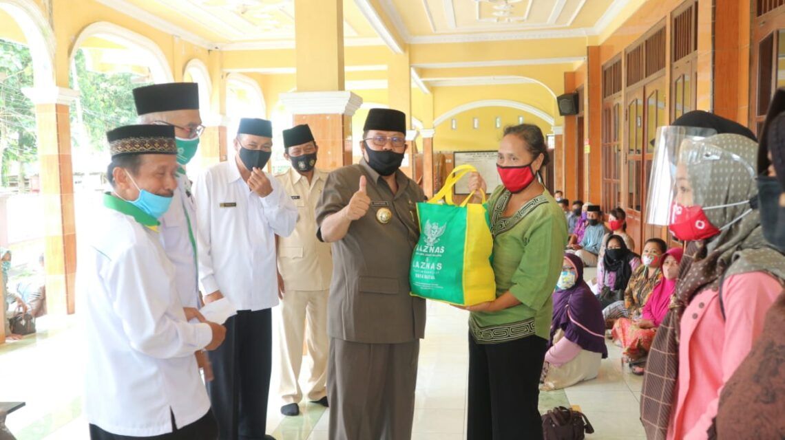 Wali Kota Blitar menyerahkan bantuan.