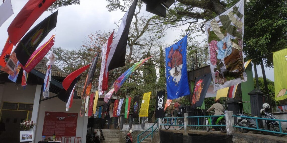75 Seniman di Malang Ekspresikan Kemerdekaan Lewat Art Flag 1 Sebanyak 75 bendera Art Flag dari 75 perupa di Malang Raya dipamerkan dalam Pameran bertajuk Independence Say, Art Flag Exhibition di halaman Gedung Dewan Kesenian Malang, Senin (17/8/2020) (Foto: Ulul Azmy)