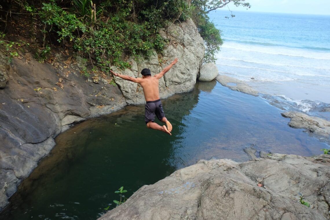 Bertualang Menyusuri Surga Tersembunyi: Air Terjun Banyu Anjlok, Malang 1 Sebuah kolam di atas air terjun Banyu Anjlok Malang. (Foto: Rizal Adhi)