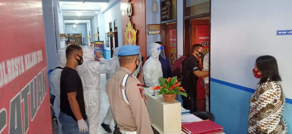 Dijemput Polisi, Pelaku Cium Jenazah di Malang Terancam Dipidana 1 Pria pelaku insiden fatal penciuman jenazah di Malang saat digelandang ke Mapolresta Malang Kota, Selasa (18/8/2020). (Foto: Ulul Azmy)