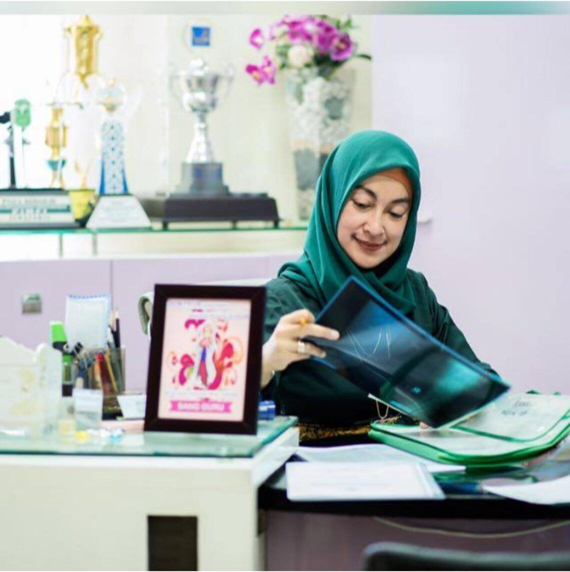 Dekan Perempuan Pertama FKIK UIN Malang Bicara Soal Karir dan Keluarga 1 dekan fkik uin malang
