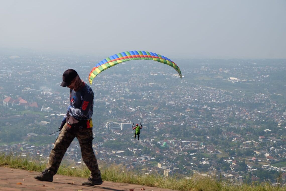 Paralayang adalah salah satu wisata andalan di Gunung Banyak, Malang. (Foto: Rizal Adhi)