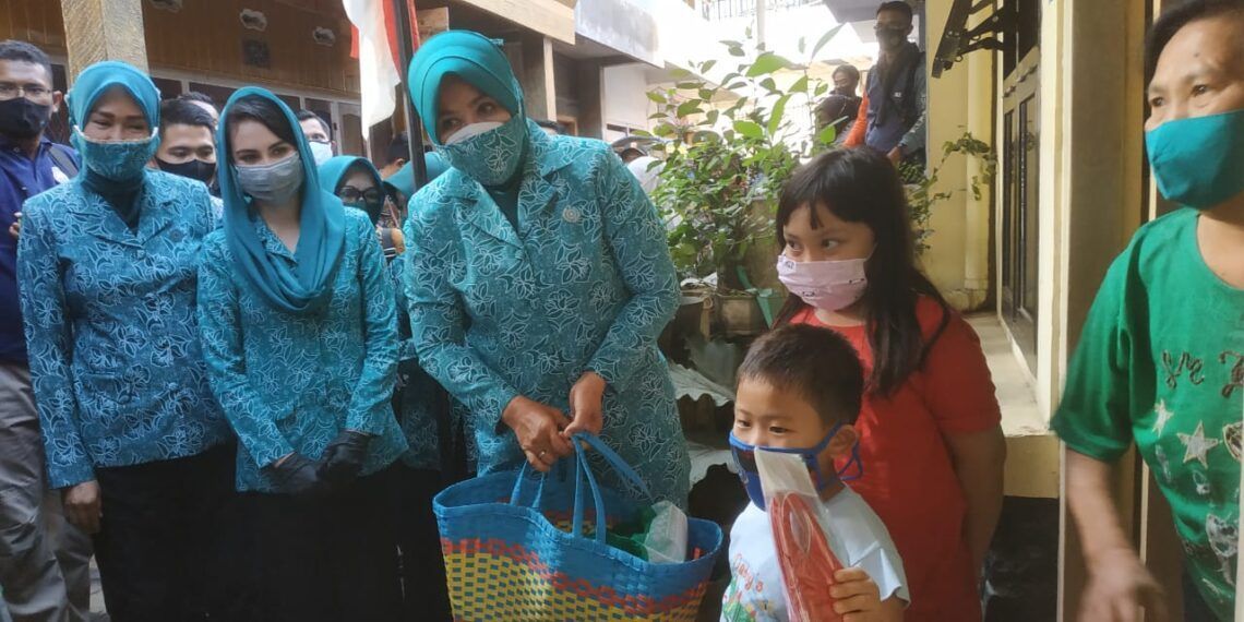Istri Mendagri Turun Tangan Bagikan Masker di Kampung Kauman Heritage Malang 1 Istri Mendagri Tri Suswati bersama Ketua TP PKK Jawa Timur Arumi Bachsin membagikan masker langsung kepada warga Kampung Kauman Heritage Kota Malang, Jumat (7/8). (Foto: Ulul Azmy)