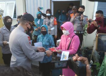 Jatim Bermasker, Polresta Malang Bagikan Seribu Masker di Kampung Glintung