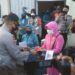 Jatim Bermasker, Polresta Malang Bagikan Seribu Masker di Kampung Glintung